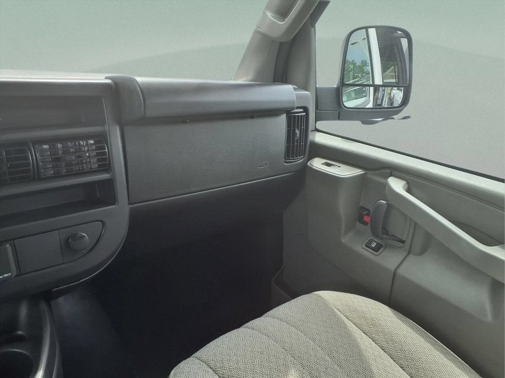 2024 Chevrolet Express Passenger 3500 1LT
